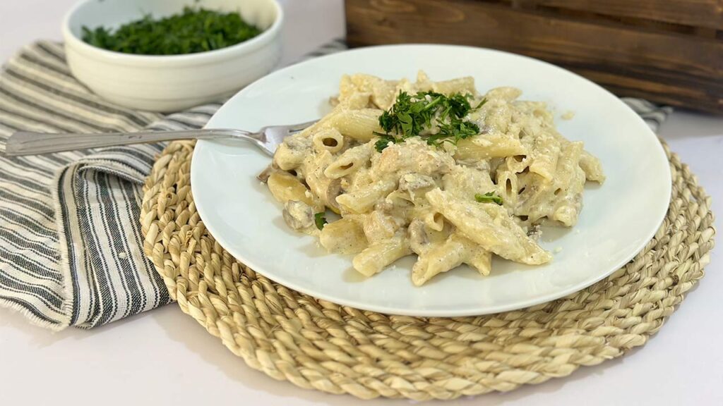 طرز تهیه پاستا پنه با سس آلفردو