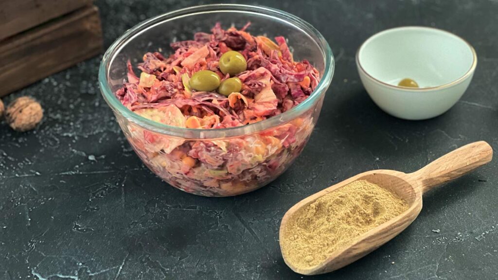 طرز تهیه سالاد کلم و انار