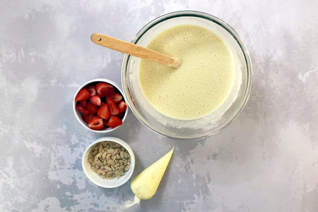 کرم پاتیسیر برای کیک توت فرنگی