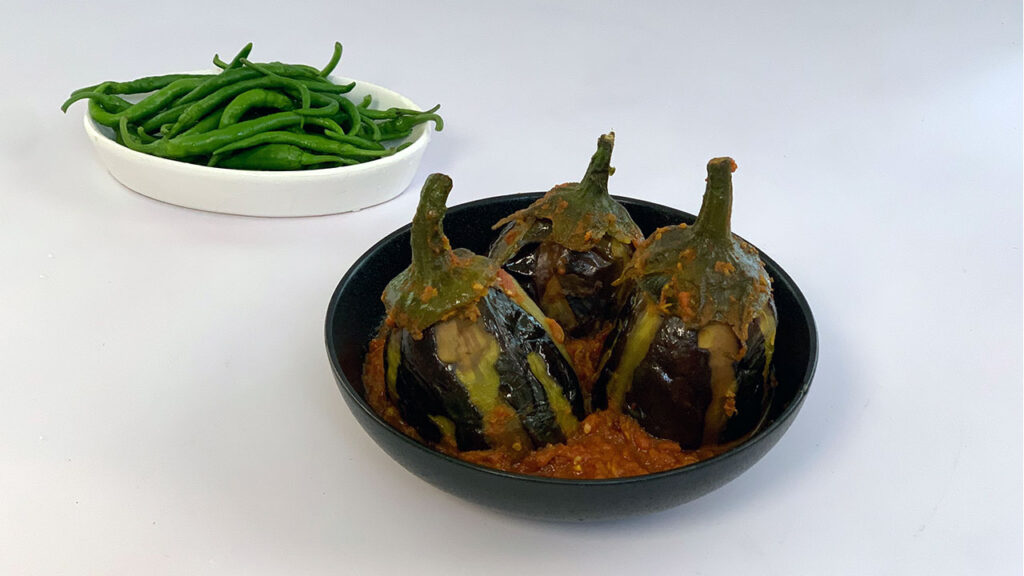 طرز تهیه بادمجان شکم پر رژیمی